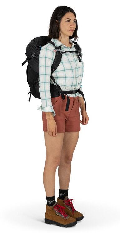 a photo of the osprey skimmer 28 backpack in the color black, view on a model from the front