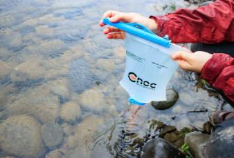 cnoc 2l 42mm blue bladder being filled