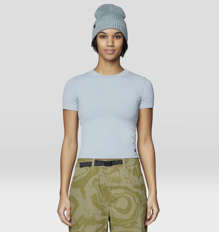 mountain hardwear peak knit tee in ice shadow front view on a model