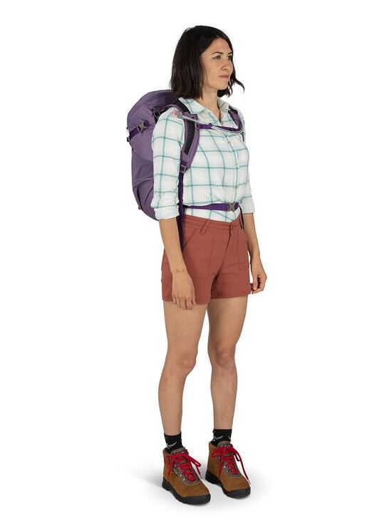 a photo of the osprey skimmer 20 backpack in purpurite purple, front view on a model