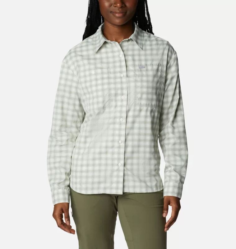 a model wearing the columbia womens silver ridge utility patterned long sleeve shirt in the color white, front view