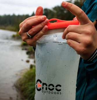 cnoc 3l 28mm bag being closed by someone