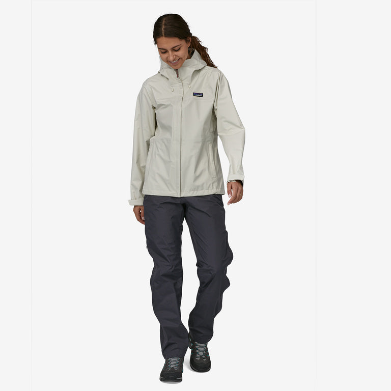 a model wears the pant