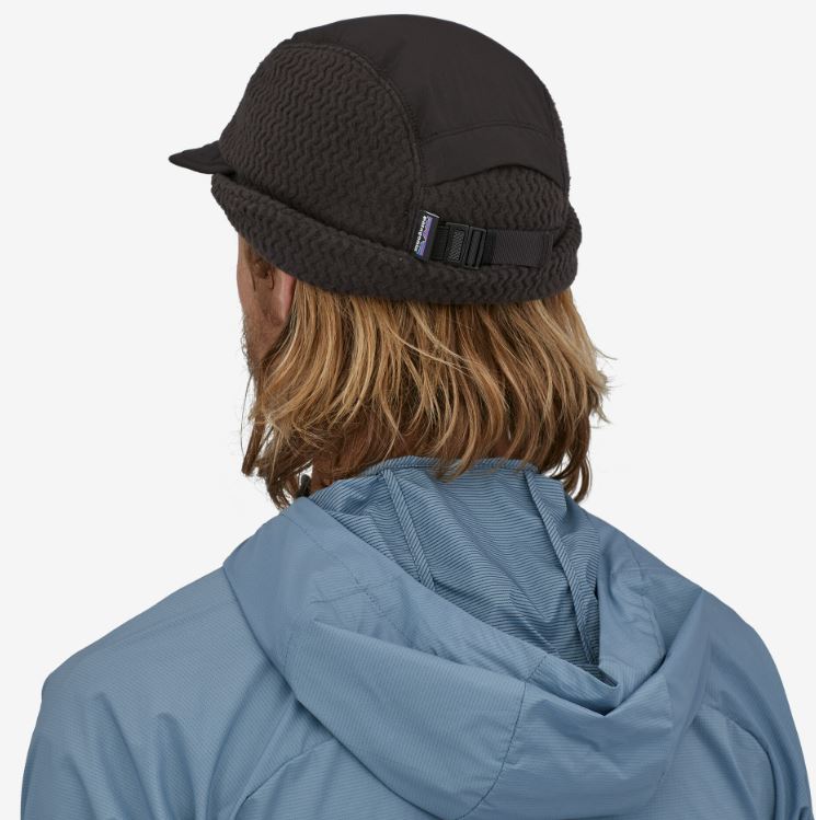 photo of the patagonia winter duckbill running cap in the color black, back view on a model