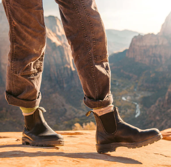 blundstone boots 558 black on a model