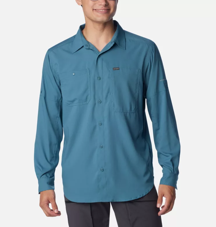 a model wearing the columbia mens silver ridge lite long sleeve shirt in the color cloud burst, front view