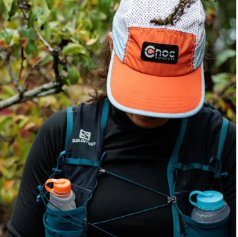 cnoc hydriam flasks in a running vest