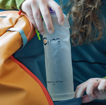 cnoc vesica 1l bottle being used by a model