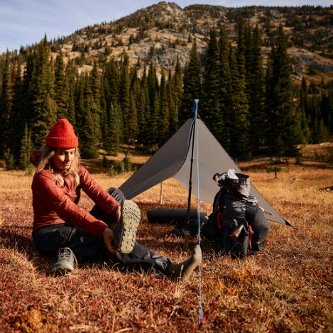 gossamer gear solo tarp being used in the mountains