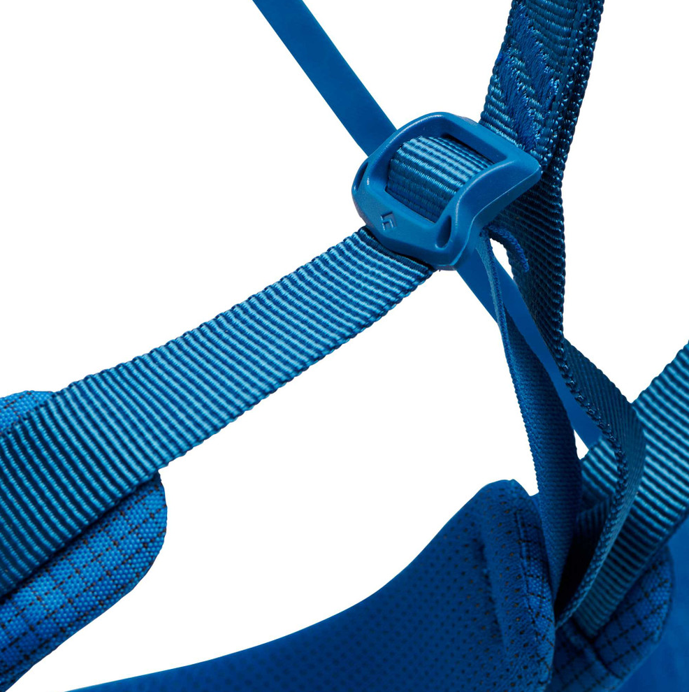 the black diamond mens momentum harness in the color kingfisher blue, a detail photo showing the leg adjustment system