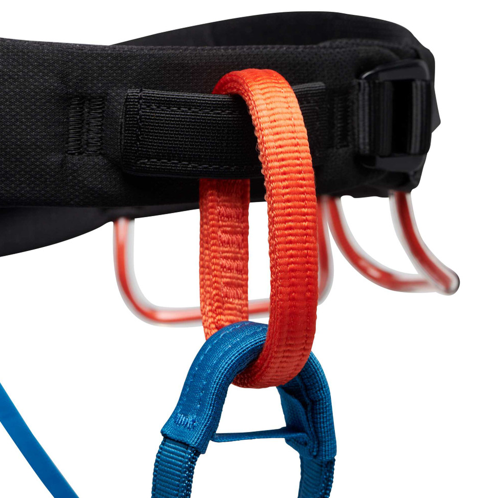 the black diamond mens momentum harness in the color kingfisher blue, a detail photo showing the belay loop