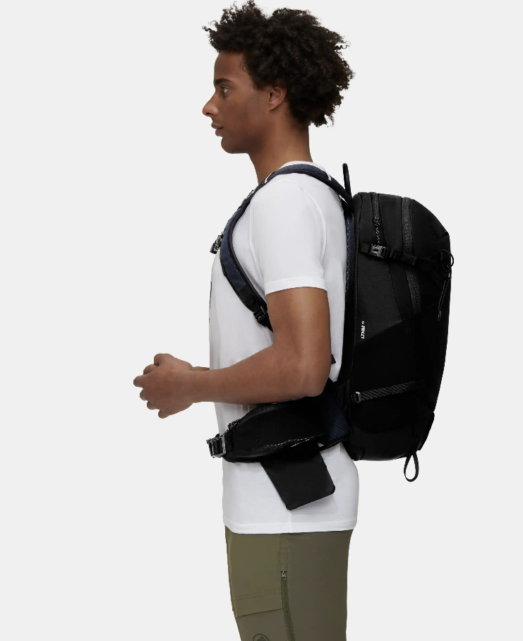 mammut lithium 15 black side view on a model