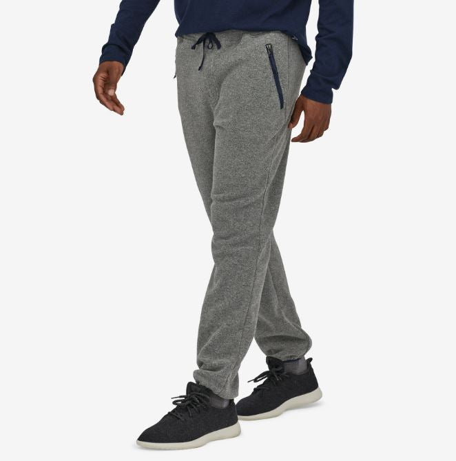 a photo of the mens patagonia synchilla fleece pant in the color nickel, front view on a model