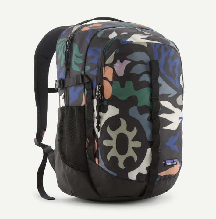 patagonia refugio 26 in kaleido black
