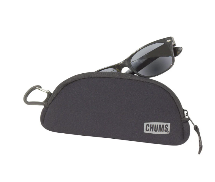 the chums shade shell sunglass case in black
